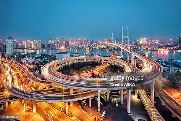 beautiful nanpu bridge at dusk ,crosses huangpu river ,shanghai - ramverk bildbanksfoton och bilder