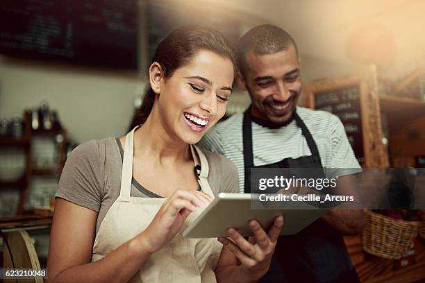 die klügsten unternehmer nutzen die klügsten technologien - einzelhandelsberuf stock-fotos und bilder