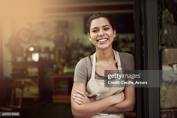 pop in to your local coffee parlor - braços cruzados mulher imagens e fotografias de stock