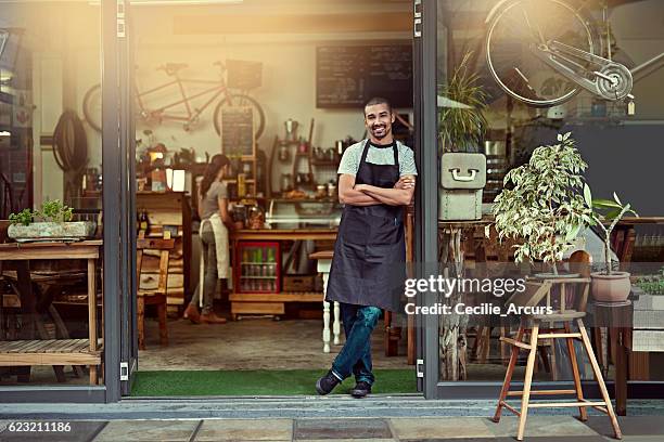 his welcoming smile makes a great first impression - business smile stockfoto's en -beelden