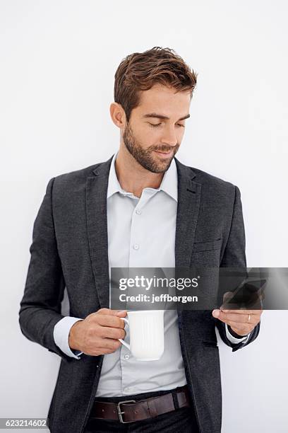 avec la technologie intelligente, il ne manque jamais rien - blazer photos et images de collection