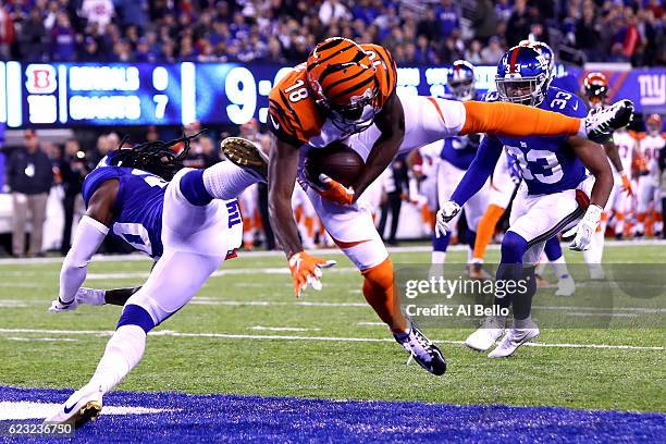 Green of the Cincinnati Bengals catches a touchdown pass against Janoris Jenkins of the New York Giants during the first quarter of the game at...