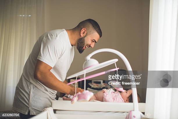 vater und seine babymode – mädchen - changing diaper stock-fotos und bilder