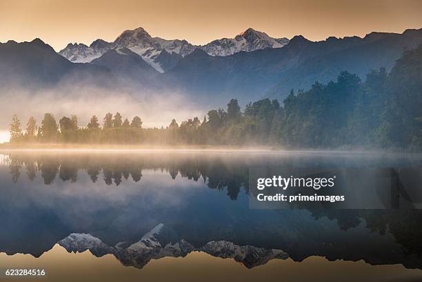 monte cook nel lago matheson nuova zelanda - lake matheson foto e immagini stock