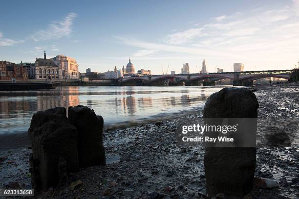bankside - sunrise at low tide on the river thames. - marea baja fotografías e imágenes de stock