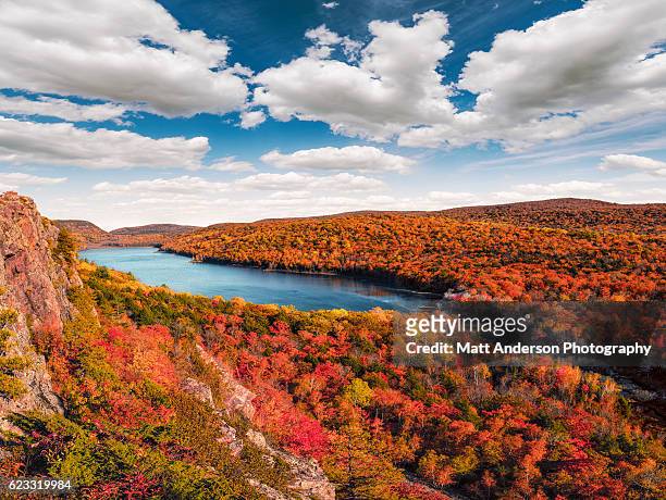 lake of the clouds in peak fall color #1 - 荒野保護區 個照片及圖片檔
