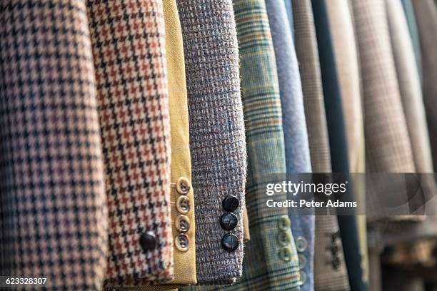 men's tweed & wool jackets, tailor's shop, england - bontgekleurd jak stockfoto's en -beelden