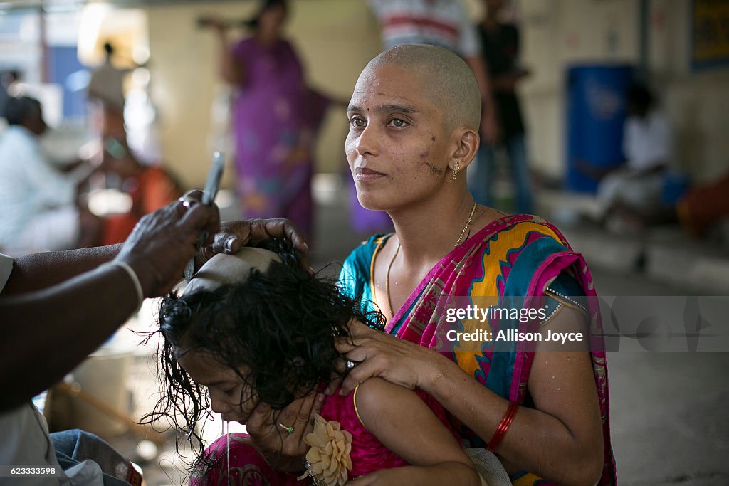 28 year old Rupa has her baby's hair shaved to donate to the Gods at...  Photo d'actualité - Getty Images