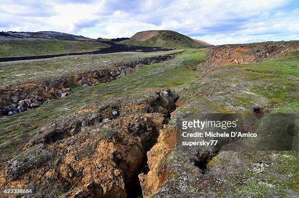 fissures along the europe-america border - plate tectonics fotografías e imágenes de stock