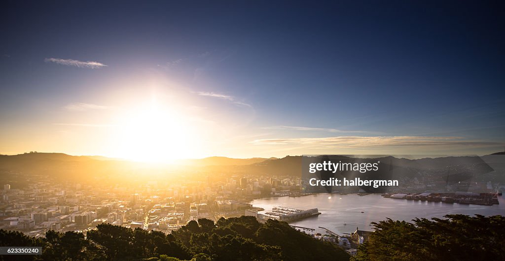 Sonne trifft den Horizont über Wellington Harbour
