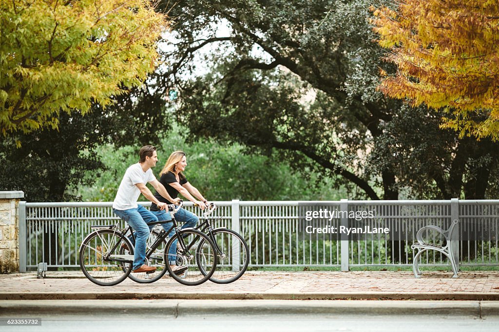 Pareja madura en bicicletas en Austin, Texas