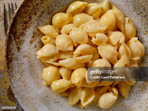 creamy shells and cheese sauce - mac and cheese stock pictures, royalty-free photos & images