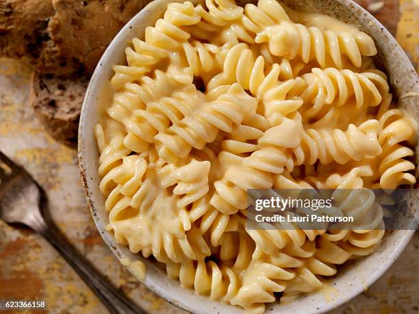 creamy rotini pasta and cheese sauce - macaroni and cheese stockfoto's en -beelden