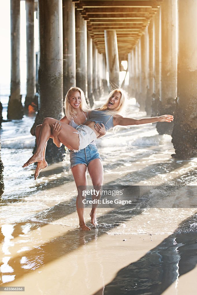 Fitness Twins under the pier