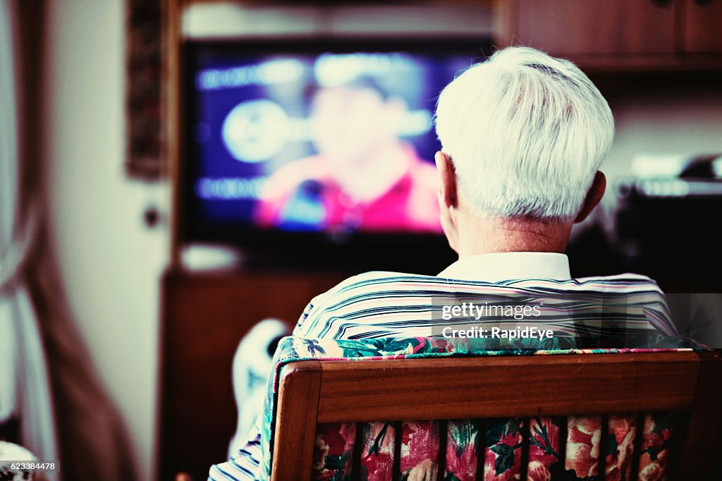 Retour en arrière d’un très vieil homme solitaire regardant la télévision