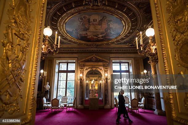 People walk in the conference room of the Palais du Luxembourg where the French Senate is located, on November 15, 2016 in Paris. / AFP / LIONEL...