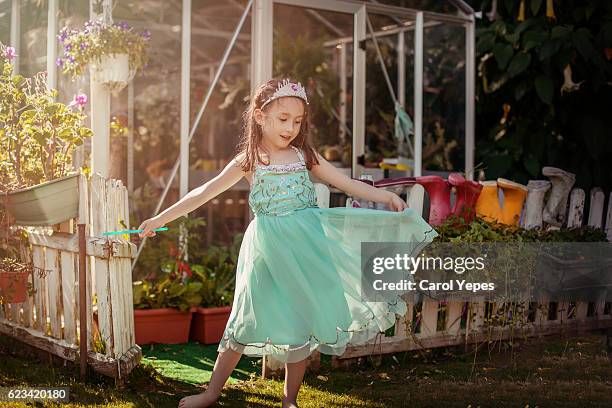 girl ( 5)  dancing in field in princess dress - princesa fotografías e imágenes de stock