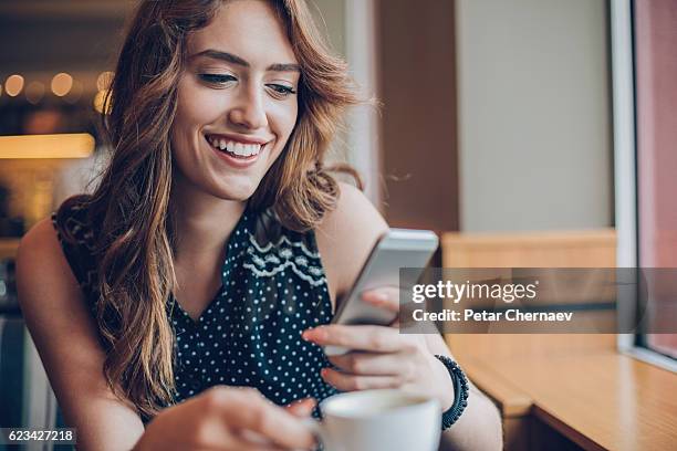 beautiful girl texting in cafe - kund bildbanksfoton och bilder