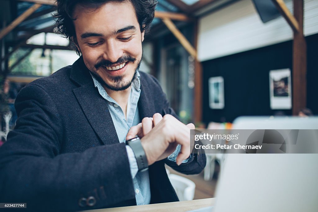 Homem verificando seu relógio inteligente