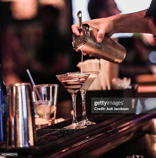 human hand making cocktails with bokeh background. - colander 個照片及圖片檔