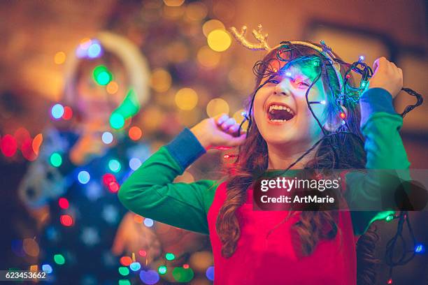 les enfants à noël - christmas fun photos et images de collection