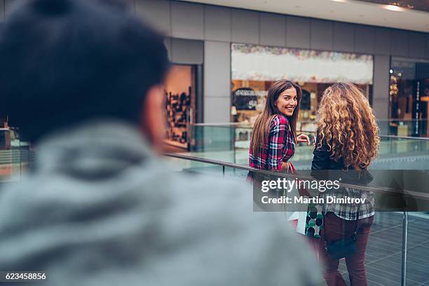 jeune femme flirtant dans le centre commercial - individu étrange photos et images de collection