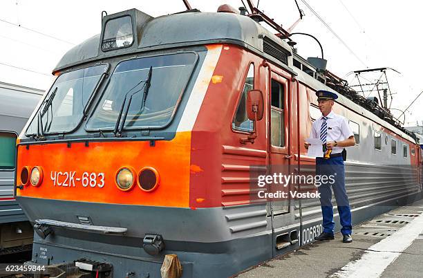 locomotive on the railway station in moscow - lokführer stock-fotos und bilder