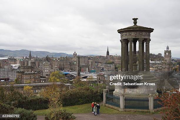 dugald stewart monument and old city of edinburgh, united kingdom - calton hill foto e immagini stock