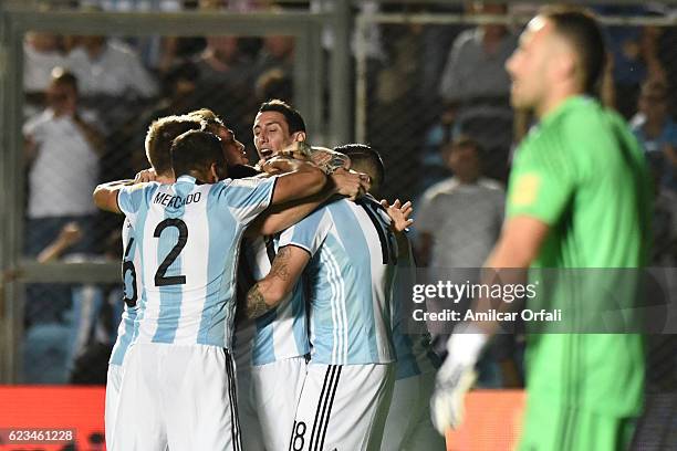 Lucas Pratto of Argentina celebrates with teammates after scoring the second goal of his team during a match between Argentina and Colombia as part...