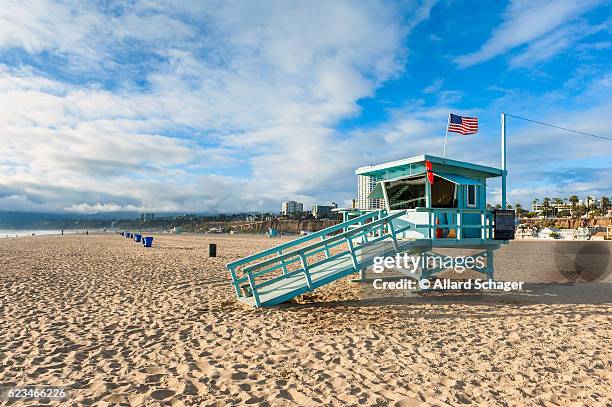 lifeguard hut on santa monica beach california - lifeguard tower fotografías e imágenes de stock