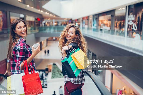 donne nel centro commerciale - shopping mall foto e immagini stock