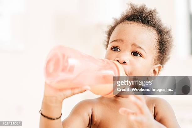 toddler drinking water - african girl drinking water stockfoto's en -beelden