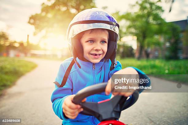 ritratto di bambino felice in sella a un go-kart veloce. - soapbox cart foto e immagini stock