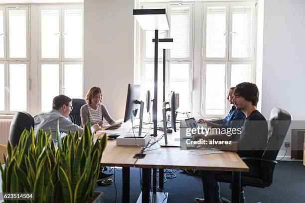 geschäftsleute bei der arbeit in modernen büro - cubicle work stock-fotos und bilder