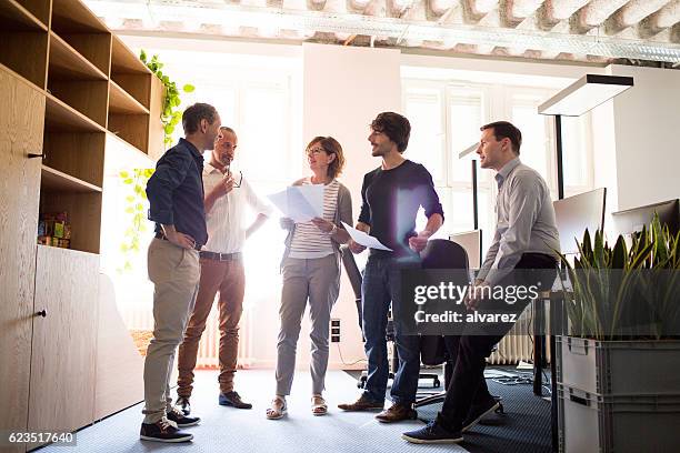 stand up meeting of entrepreneurs in an office space - owner stand stockfoto's en -beelden