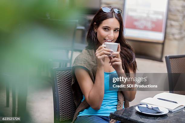 mujer millennial bebe una taza de café en la cafetería - chica-tomando-cafe fotografías e imágenes de stock