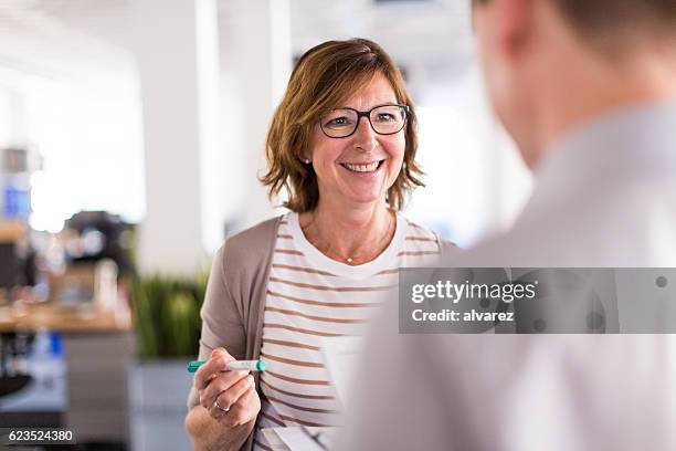 une femme patronne parle avec son collègue - friend at work photos et images de collection