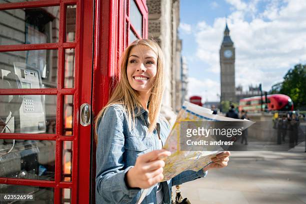 woman sightseeing in london holding a map - london england stockfoto's en -beelden