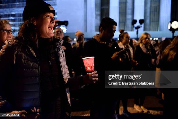 anti-trump-protest nach us-wahlen in philadelphia, pa - mahnwachen stock-fotos und bilder