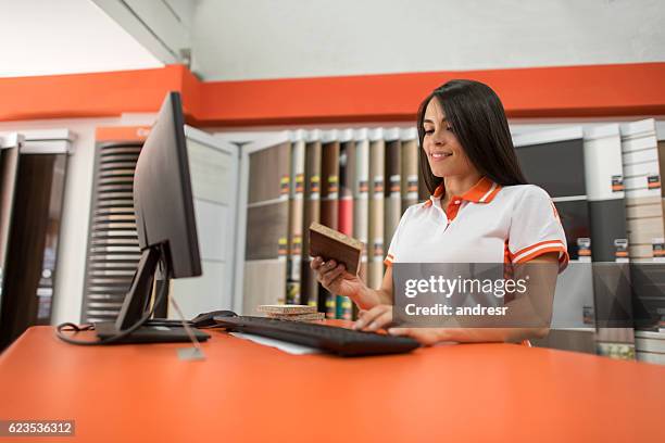 verkäuferin arbeitet in einem bodengeschäft - clerk stock-fotos und bilder