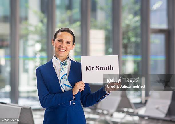 スミス氏を歓迎する空港スチュワーデス - welcome sign ストックフォトと画像