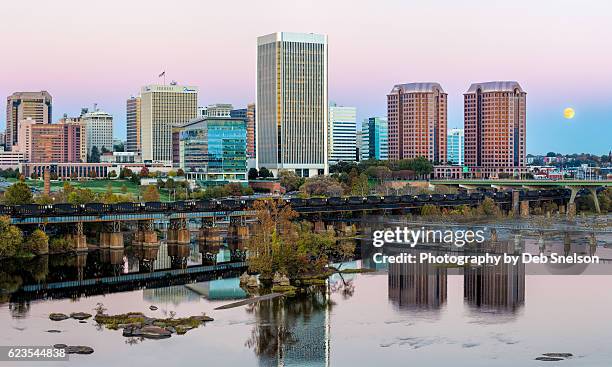 richmond skyline with supermoon - バージニア州 リッチモンド ストックフォトと画像