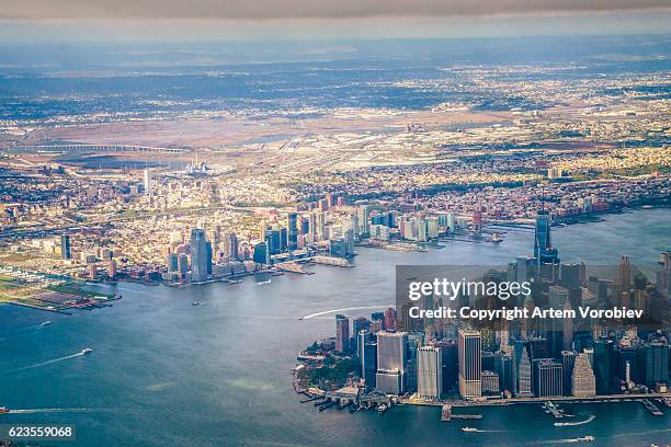 new york from the air - hudson river stock-fotos und bilder