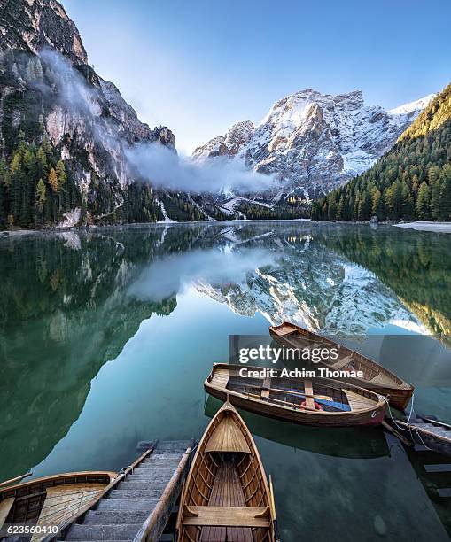 braies lake - dolomite alps, south tyrol, italy - dolomites photos et images de collection