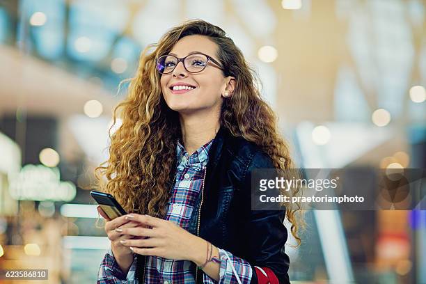 joven hermosa chica está de compras en el centro comercial - customer fotografías e imágenes de stock