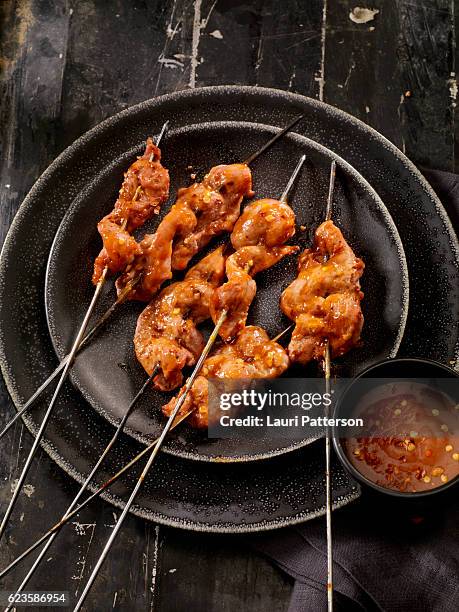 sweet and sour chicken skewers - chicken skewers stockfoto's en -beelden