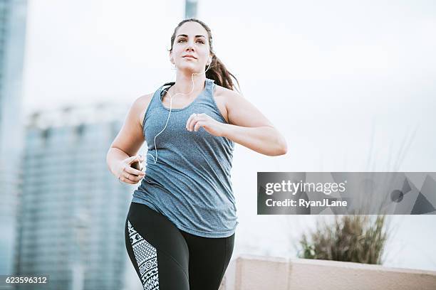 woman running in downtown austin - body positive stockfoto's en -beelden