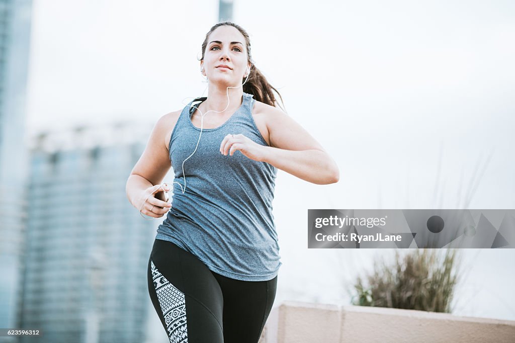 Mulher correndo no centro de Austin