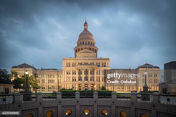 texas state capitol building in austin illuminated at sunrise - texas state capitol stock pictures, royalty-free photos & images