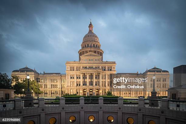 edifício do capitólio do estado do texas em austin iluminado ao nascer do sol - federal district - fotografias e filmes do acervo